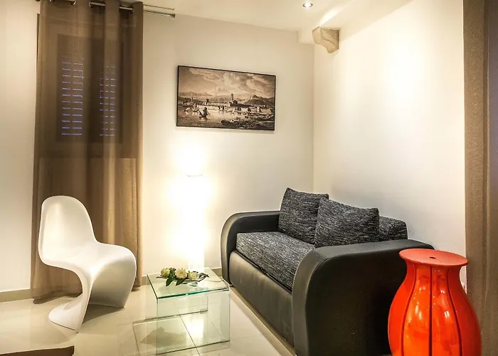 Split Oasis Studio Apartments